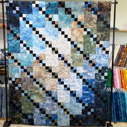  A 100 % organic cotton 30 piece Fat Quarter bundle from Karen Nyberg's Earth Views collection is combined with a precut roll of 20 strips black fabric and the Celebration Quilt pattern by Villa Rosa Designs.